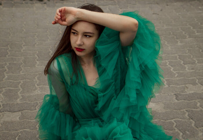 Comment être à l’aise devant l’objectif (même si tu es timide)